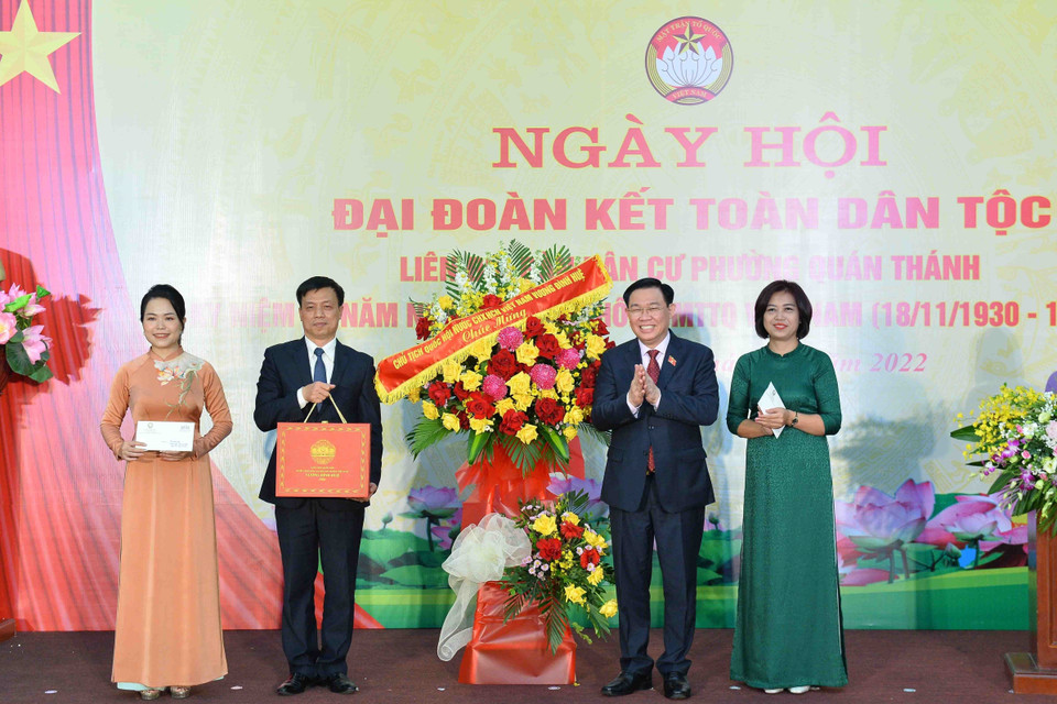 Chủ tịch Quốc hội Vương Đình Huệ tặng hoa chúc mừng Ngày hội Đại đoàn kết toàn dân tộc liên địa bàn dân cư phường Quán Thánh, quận Ba Đình, Hà Nội. (Ảnh: Minh Đức/TTXVN)