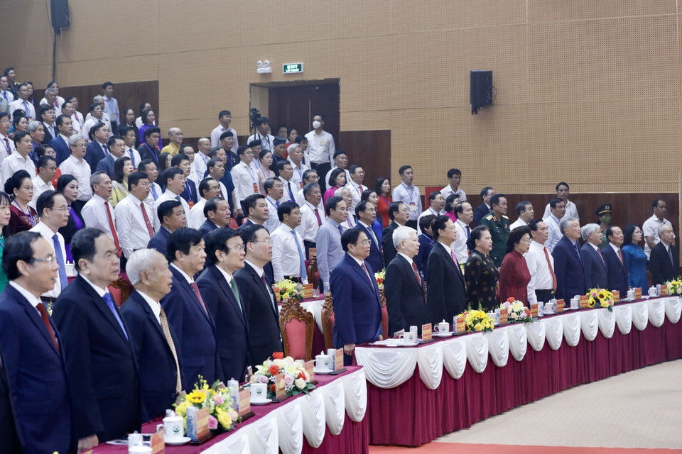 Các đại biểu thực hiện nghi lễ chào cờ. (Ảnh: Dương Giang/TTXVN)