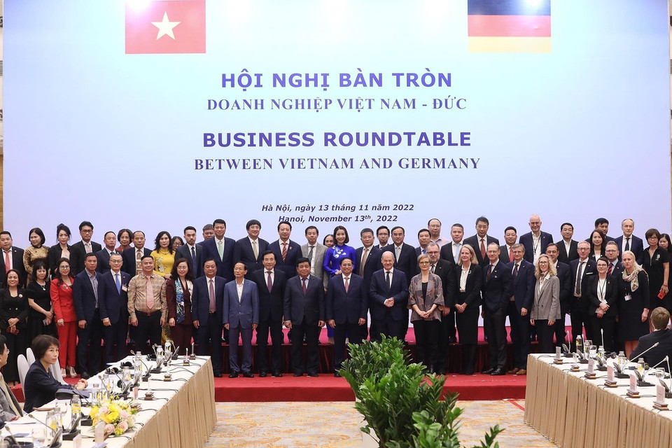 Thủ tướng Phạm Minh Chính và Thủ tướng Đức Olaf Scholz với đại diện doanh nghiệp Việt Nam và Đức. (Ảnh: Lâm Khánh/TTXVN)