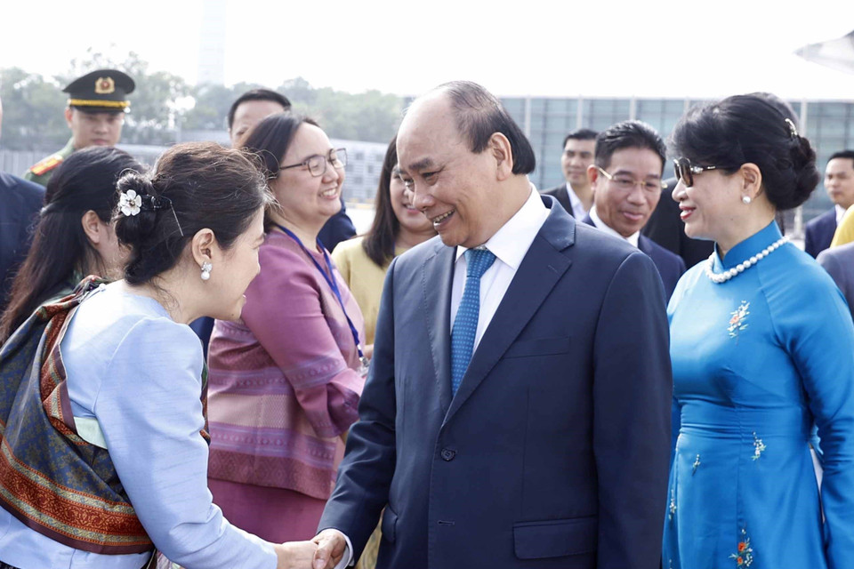 Nhận lời mời của Thủ tướng Vương quốc Thái Lan Prayut Chan-o-cha, sáng 16/11, Chủ tịch nước Nguyễn Xuân Phúc và Phu nhân cùng Đoàn đại biểu cấp cao Việt Nam rời Thủ đô Hà Nội, bắt đầu chuyến thăm chính thức Vương quốc Thái Lan và tham dự Hội nghị các Nhà Lãnh đạo kinh tế Diễn đàn Hợp tác kinh tế châu Á-Thái Bình Dương (APEC) lần thứ 29 được tổ chức tại Bangkok, Thái Lan từ ngày 16-19/11. (Ảnh: Thống Nhất/TTXVN)