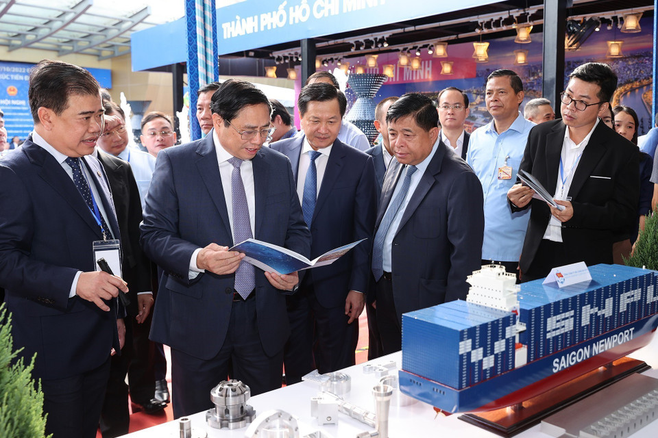 Thủ tướng Phạm Minh Chính thăm gian trưng bày sản phẩm công nghệ, nông nghiệp, thủ công, dịch vụ của các tỉnh vùng Đông Nam bộ. (Ảnh: Dương Giang/TTXVN)