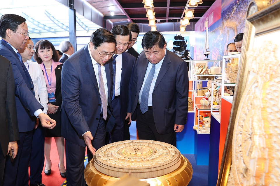 Thủ tướng Phạm Minh Chính thăm gian trưng bày sản phẩm công nghệ, nông nghiệp, thủ công, dịch vụ của các tỉnh vùng Đông Nam bộ. (Ảnh: Dương Giang/TTXVN)