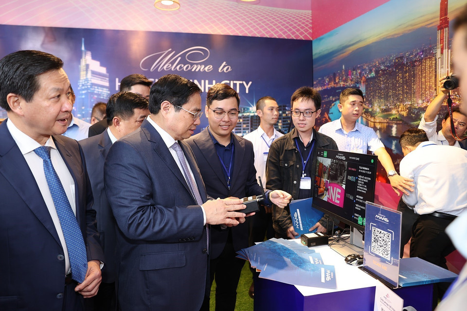 Thủ tướng Phạm Minh Chính thăm gian trưng bày sản phẩm công nghệ, nông nghiệp, thủ công, dịch vụ của các tỉnh vùng Đông Nam bộ. (Ảnh: Dương Giang/TTXVN)