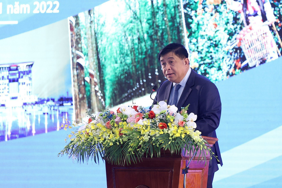 Bộ trưởng Bộ Kế hoạch và Đầu tư Nguyễn Chí Dũng báo cáo triển khai Chương trình hành động của Chính phủ thực hiện Nghị quyết số 24-NQ/TW về phát triển vùng Đông Nam bộ. (Ảnh: Dương Giang/TTXVN)