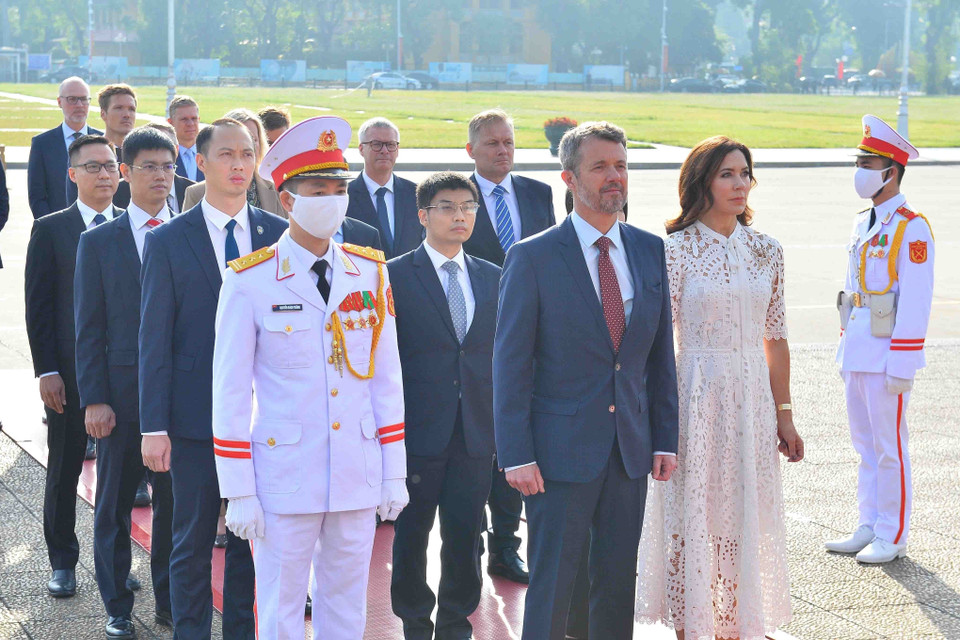 Thái tử kế vị Đan Mạch Frederik André Henrik Christian vào Lăng viếng Chủ tịch Hồ Chí Minh. (Ảnh: Minh Đức/TTXVN)