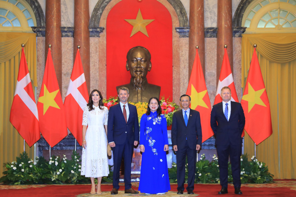 Phó Chủ tịch nước Võ Thị Ánh Xuân với Thái tử kế vị Đan Mạch Frederik và Công nương Mary Elizabeth cùng đại biểu hai nước. (Ảnh: Lâm Khánh/TTXVN)