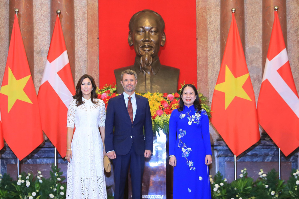 Phó chủ tịch nước Võ Thị Ánh Xuân đón Thái tử kế vị Đan Mạch Frederik và Công nương Mary Elizabeth. (Ảnh: Lâm Khánh/TTXVN)