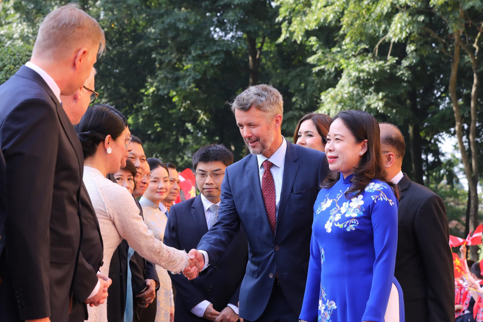 Phó Chủ tịch nước Võ Thị Ánh Xuân giới thiệu các đại biểu Việt Nam với Thái tử kế vị Đan Mạch Frederik. (Ảnh: Lâm Khánh/TTXVN)