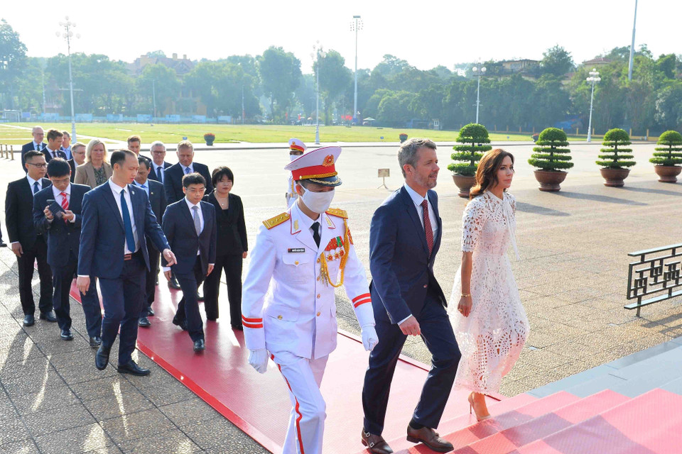Thái tử kế vị Đan Mạch Frederik André Henrik Christian vào Lăng viếng Chủ tịch Hồ Chí Minh. (Ảnh: Minh Đức/TTXVN)