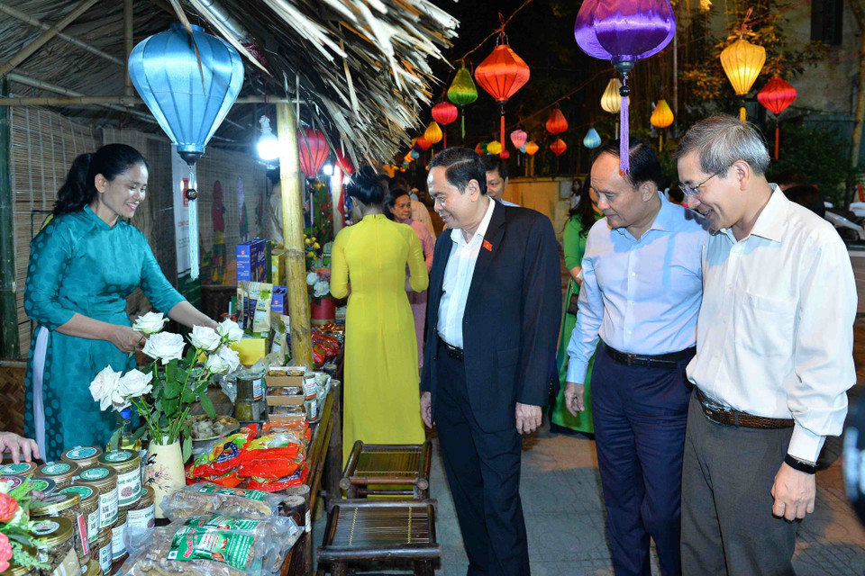 Phó Chủ tịch Thường trực Quốc hội Trần Thanh Mẫn thăm các gian hàng. (Ảnh: Minh Đức/TTXVN)