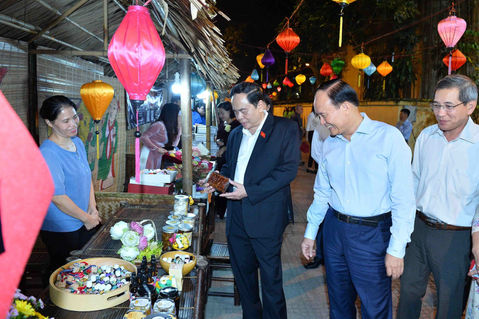 Phó Chủ tịch Thường trực Quốc hội Trần Thanh Mẫn thăm các gian hàng. (Ảnh: Minh Đức/TTXVN)