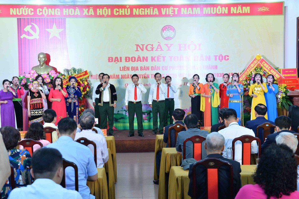 Tiết mục văn nghệ chào mừng Ngày hội Đại đoàn kết toàn dân tộc liên địa bàn dân cư phường Quán Thánh (Hà Nội). (Ảnh: Minh Đức/TTXVN)