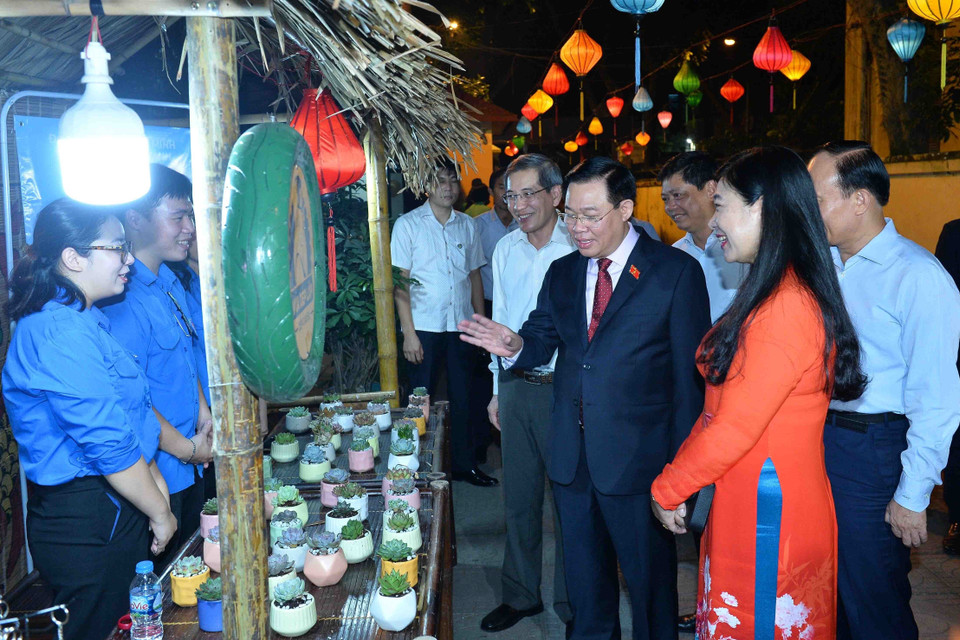 Chủ tịch Quốc hội Vương Đình Huệ thăm các gian hàng tại Ngày hội Đại đoàn kết toàn dân tộc liên địa bàn dân cư phường Quán Thánh, quận Ba Đình (Hà Nội). (Ảnh: Minh Đức/TTXVN)