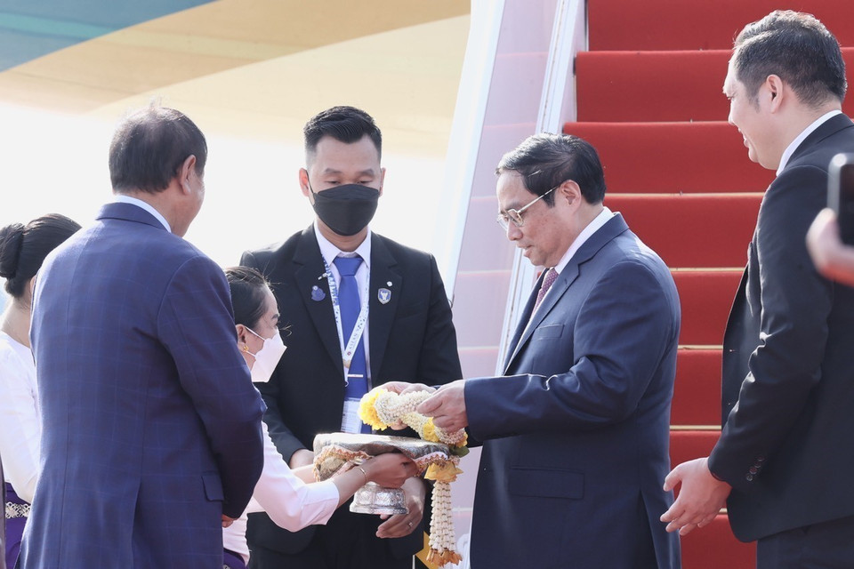 Thủ tướng Phạm Minh Chính nhận vòng hoa tại sân bay quốc tế Phnom Penh. (Ảnh: Dương Giang/TTXVN)