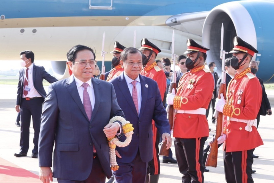 Quan chức cấp cao Campuchia đón Thủ tướng Phạm Minh Chính tại sân bay quốc tế Phnom Penh. (Ảnh: Dương Giang/TTXVN)