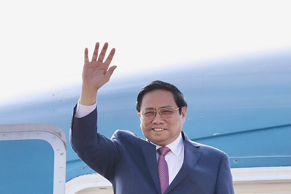 Thủ tướng Phạm Minh Chính tại sân bay quốc tế Phnom Penh. (Ảnh: Dương Giang/TTXVN)