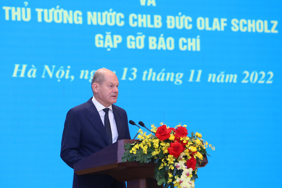 Thủ tướng Đức Olaf Scholz phát biểu tại cuộc gặp gỡ báo chí sau hội đàm. (Ảnh: Lâm Khánh/TTXVN)