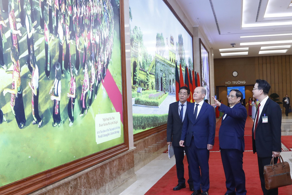 Thủ tướng Phạm Minh Chính giới thiệu với Thủ tướng CHLB Đức Olaf Scholz những danh thắng và văn hóa phi vật thể tiêu biểu của Việt Nam trước khi bước vào hội đàm. (Ảnh: Lâm Khánh/TTXVN)