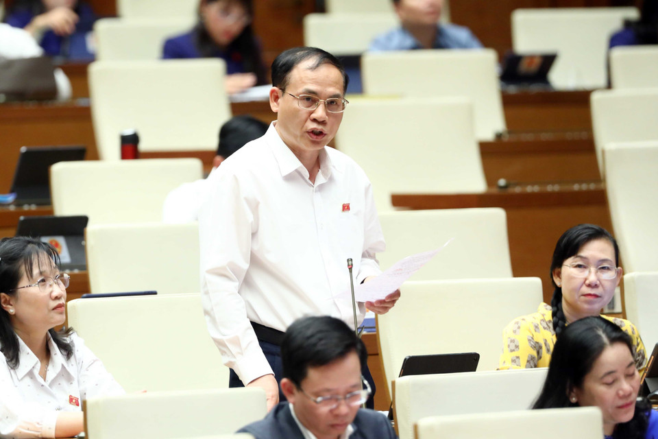 Đại biểu Quốc hội tỉnh Long An Hoàng Văn Liên đặt câu hỏi chất vấn. (Ảnh: Phạm Kiên/TTXVN)