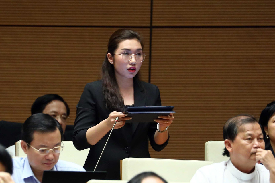 Đại biểu Quốc hội tỉnh Điện Biên Quàng Thị Nguyệt đặt câu hỏi chất vấn. (Ảnh: Phạm Kiên/TTXVN)