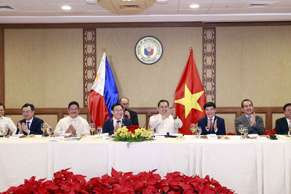 Chủ tịch Quốc hội Vương Đình Huệ, Chủ tịch Hạ viện Philippines Martin Romualdez và các đại biểu tại buổi tiếp. (Ảnh: Doãn Tấn/TTXVN)