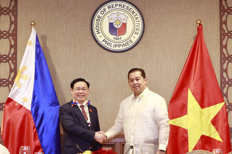 Chủ tịch Quốc hội Vương Đình Huệ và Chủ tịch Hạ viện Philippines Martin Romualdez chụp ảnh chung. (Ảnh: Doãn Tấn/TTXVN)