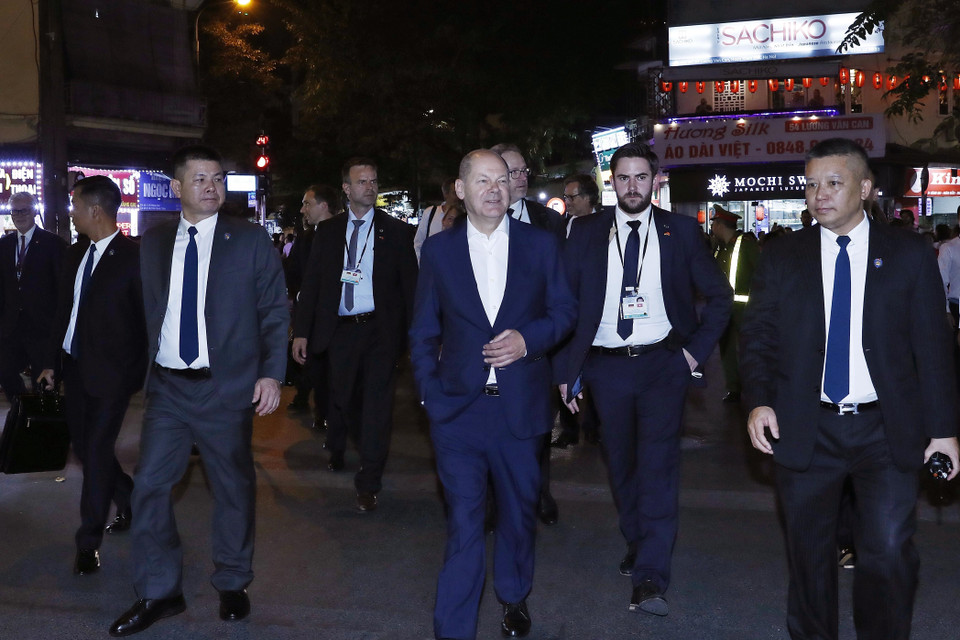 Thủ tướng Đức Olaf Scholz đi bộ tại khu vực hồ Hoàn Kiếm.(Ảnh: An Đăng/TTXVN)