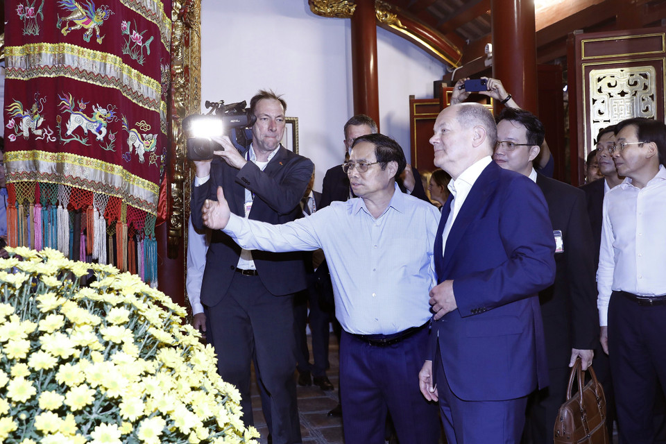 Thủ tướng Phạm Minh Chính giới thiệu về đền Ngọc Sơn tới Thủ tướng Đức Olaf Scholz. (Ảnh: An Đăng/TTXVN)