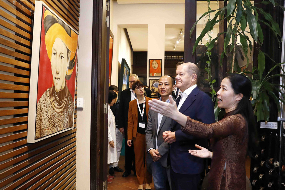 Thủ tướng Đức Olaf Scholz tham quan phòng tranh tại số 41 Hàng Gai (Hà Nội). (Ảnh: An Đăng/TTXVN)