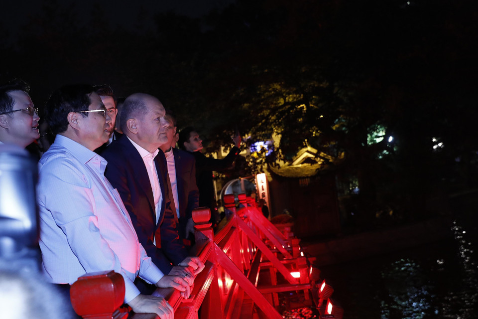 Thủ tướng Phạm Minh Chính và Thủ tướng Cộng hòa Liên bang Đức Olaf Scholz tham quan cầu Thê Húc. (Ảnh: An Đăng/TTXVN)
