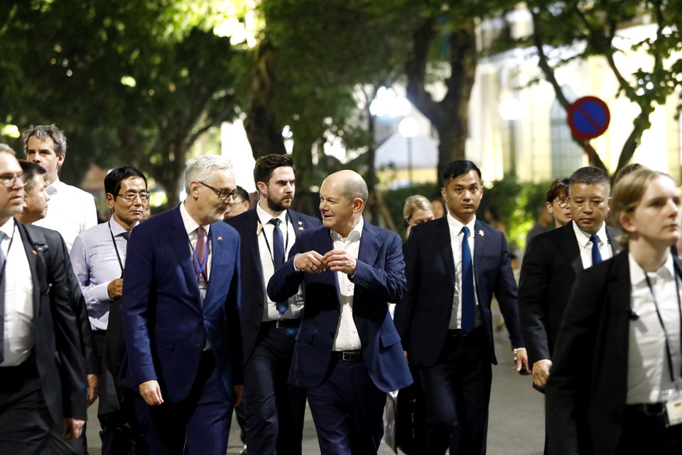 Thủ tướng Đức Olaf Scholz đi bộ tại khu vực hồ Hoàn Kiếm.(Ảnh: An Đăng/TTXVN)