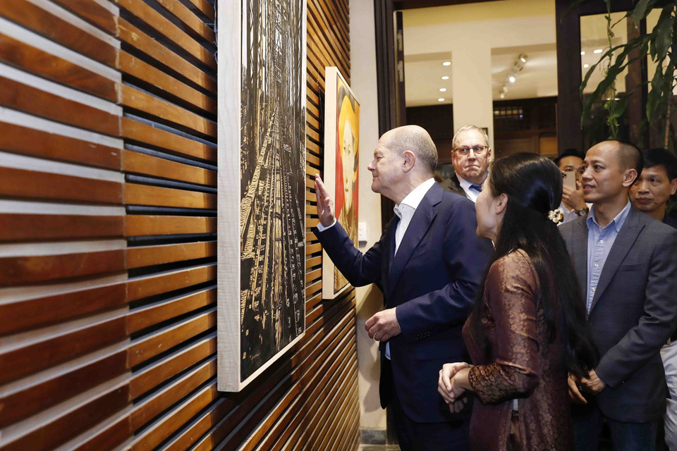 Thủ tướng Đức Olaf Scholz tham quan phòng tranh tại số 41 Hàng Gai (Hà Nội). (Ảnh: An Đăng/TTXVN)