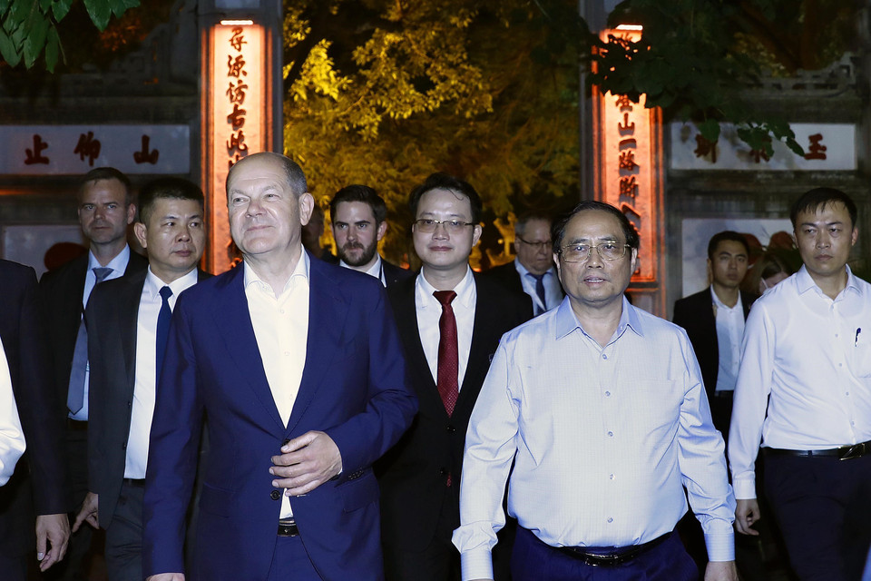 Thủ tướng Phạm Minh Chính và Thủ tướng Đức Olaf Scholz đi bộ bên hồ Hoàn Kiếm. (Ảnh: An Đăng/TTXVN)