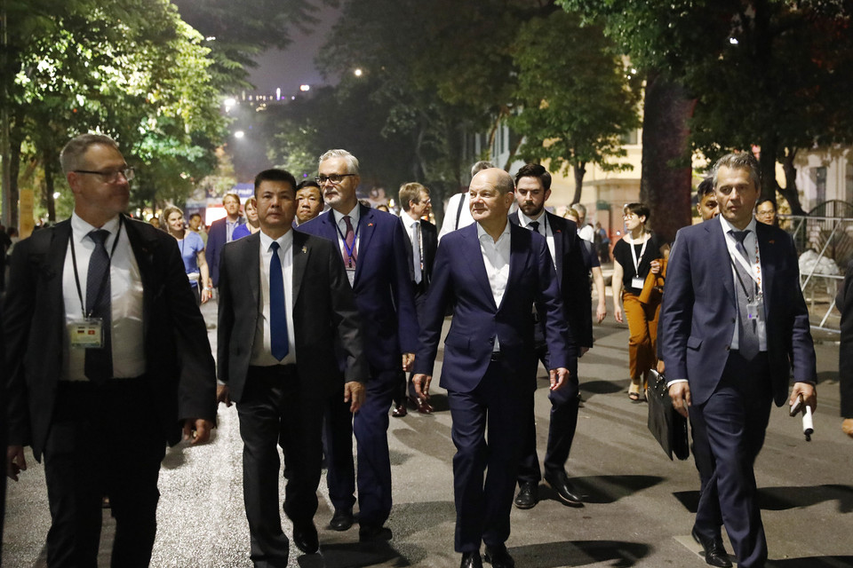 Thủ tướng Đức Olaf Scholz đi bộ tại khu vực hồ Hoàn Kiếm.(Ảnh: An Đăng/TTXVN)