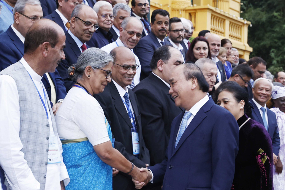 Chủ tịch nước Nguyễn Xuân Phúc với đoàn đại biểu dự Đại hội 22 Hội đồng Hòa bình thế giới. (Ảnh: Thống Nhất/TTXVN)