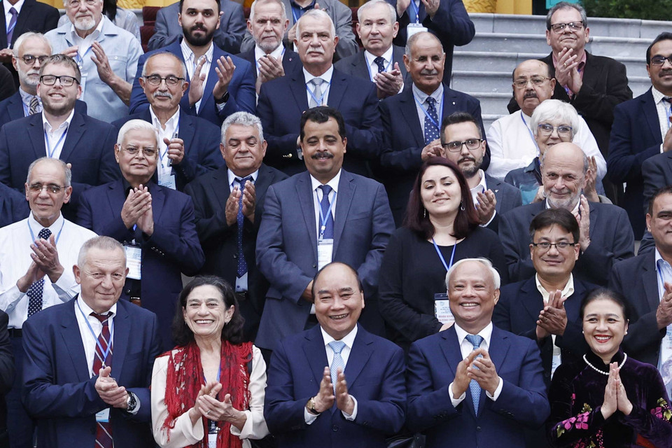 Chủ tịch nước Nguyễn Xuân Phúc với đoàn đại biểu dự Đại hội 22 Hội đồng Hòa bình thế giới. (Ảnh: Thống Nhất/TTXVN)