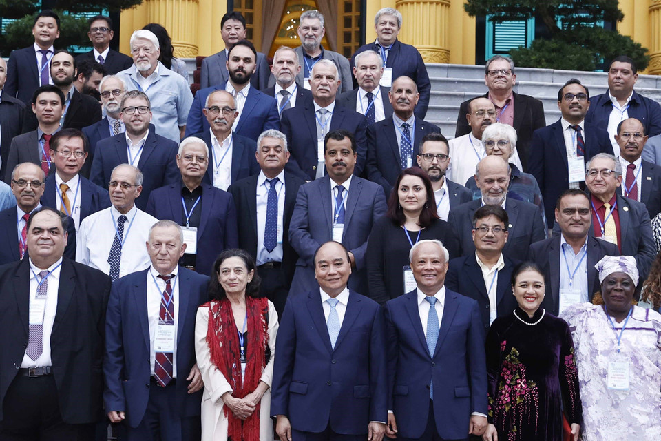 Chủ tịch nước Nguyễn Xuân Phúc với đoàn đại biểu dự Đại hội 22 Hội đồng Hòa bình thế giới. (Ảnh: Thống Nhất/TTXVN)