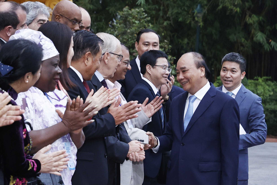 Chủ tịch nước Nguyễn Xuân Phúc với đoàn đại biểu dự Đại hội 22 Hội đồng Hòa bình thế giới. (Ảnh: Thống Nhất/TTXVN)