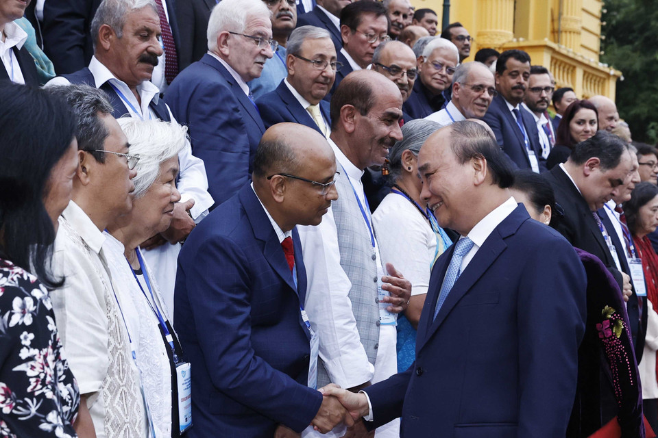 Chủ tịch nước Nguyễn Xuân Phúc với đoàn đại biểu dự Đại hội 22 Hội đồng Hòa bình thế giới. (Ảnh: Thống Nhất/TTXVN)