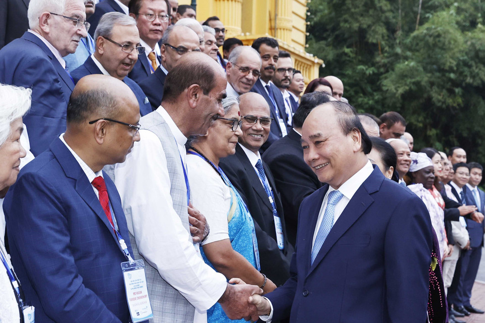 Chủ tịch nước Nguyễn Xuân Phúc với đoàn đại biểu dự Đại hội 22 Hội đồng Hòa bình thế giới. (Ảnh: Thống Nhất/TTXVN)