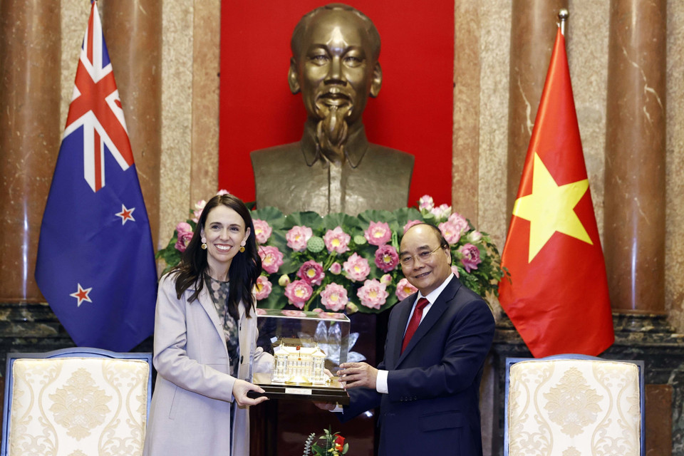 Chủ tịch nước Nguyễn Xuân Phúc tặng quà lưu niệm cho Thủ tướng New Zealand Jacinda Ardern. (Ảnh: Thống Nhất/TTXVN)