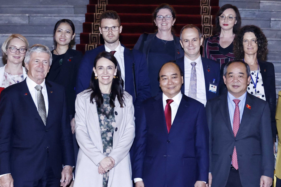 Chủ tịch nước Nguyễn Xuân Phúc với Thủ tướng New Zealand Jacinda Ardern và các đại biểu. (Ảnh: Thống Nhất/TTXVN)