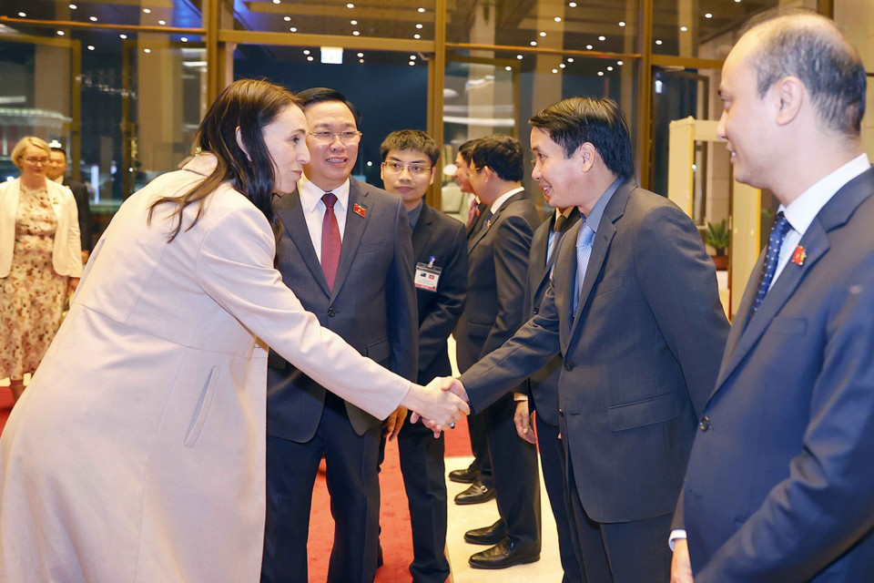 Chủ tịch Quốc hội Vương Đình Huệ giới thiệu với Thủ tướng New Zealand Jacinda Ardern thành viên đoàn Việt Nam. (Ảnh: Doãn Tấn/TTXVN)