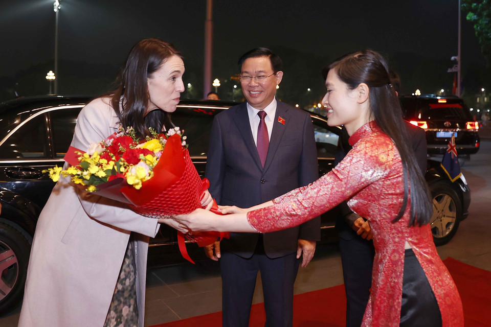 Chủ tịch Quốc hội Vương Đình Huệ đón Thủ tướng New Zealand Jacinda Ardern. (Ảnh: Doãn Tấn/TTXVN)