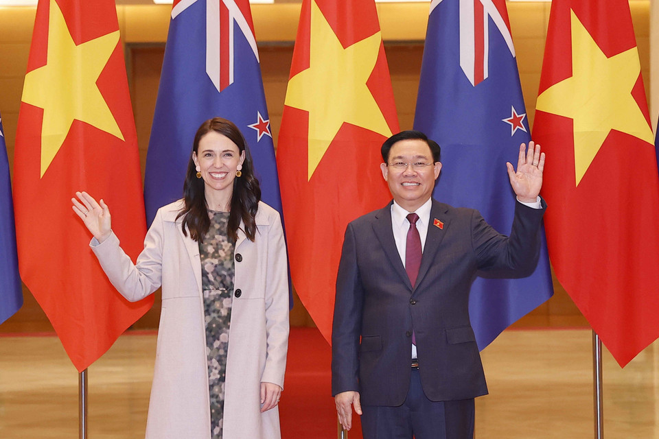 Chủ tịch Quốc hội Vương Đình Huệ đón Thủ tướng New Zealand Jacinda Ardern. (Ảnh: Doãn Tấn/TTXVN)