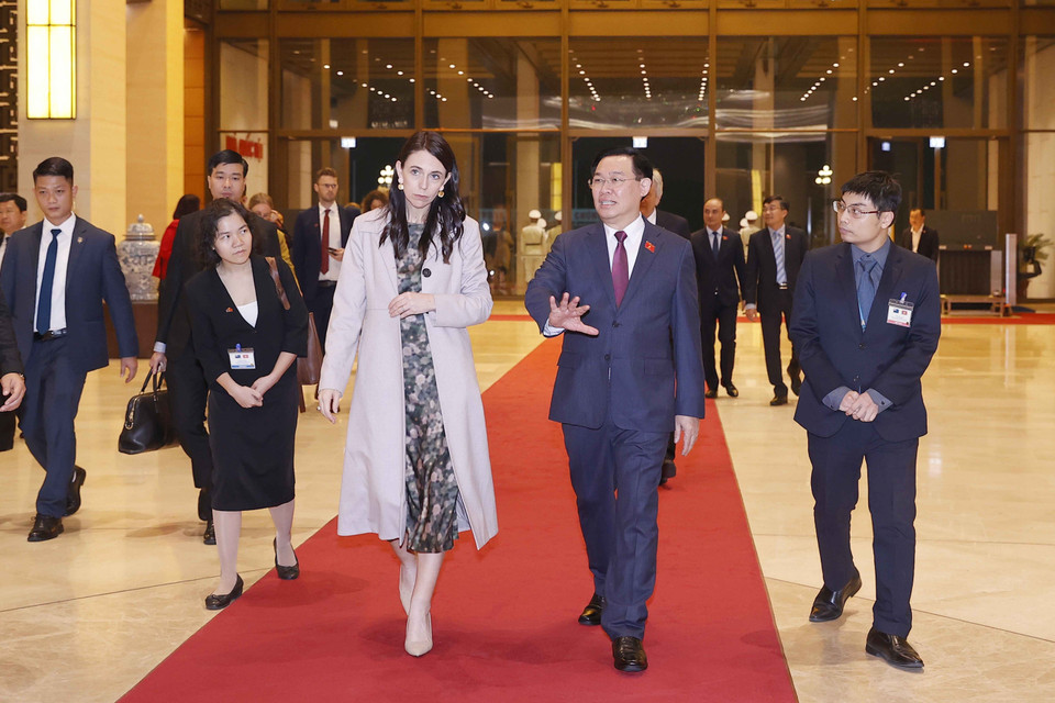 Chủ tịch Quốc hội Vương Đình Huệ đón Thủ tướng New Zealand Jacinda Ardern. (Ảnh: Doãn Tấn/TTXVN)