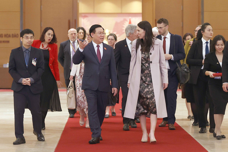Chủ tịch Quốc hội Vương Đình Huệ và Thủ tướng New Zealand Jacinda Ardern. (Ảnh: Doãn Tấn/TTXVN)