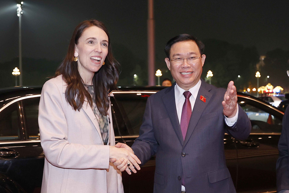 Chủ tịch Quốc hội Vương Đình Huệ đón Thủ tướng New Zealand Jacinda Ardern. (Ảnh: Doãn Tấn/TTXVN)