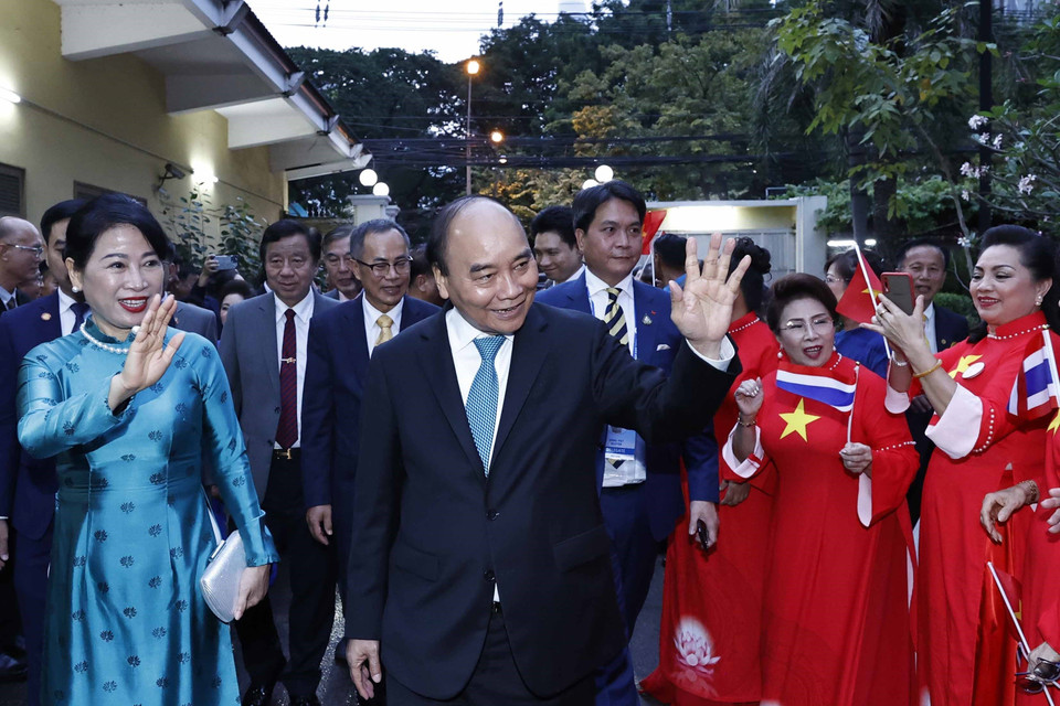 Chủ tịch nước Nguyễn Xuân Phúc đến thăm, gặp gỡ và nói chuyện với cán bộ, nhân viên Đại sứ quán, Tổng lãnh sự quán và kiều bào Việt Nam tại Thái Lan. (Ảnh: Thống Nhất/TTXVN)