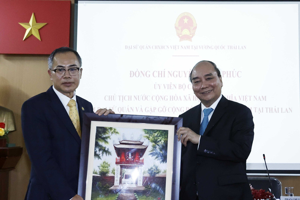 Chủ tịch nước Nguyễn Xuân Phúc tặng bức tranh lưu niệm cho Đại sứ quán Việt Nam tại Thái Lan. (Ảnh: Thống Nhất/TTXVN)